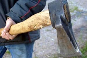 Minaccia i passanti con un’accetta e si barrica in casa: fermato dopo ore di tensione