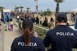Jesolo apre la stagione turistica tra aquiloni e sicurezza: spiagge piene e controlli rafforzati