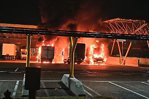 Maxi incendio al mercato ortofrutticolo di Verona: sei camion carbonizzati e gravi danni al piazzale