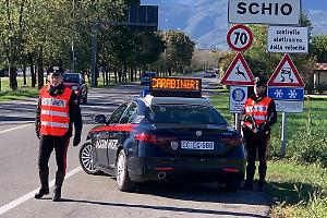 Schio, salva l'auto della vicina dai ladri e viene aggredito con un machete: 59enne marocchino in gravissime condizioni