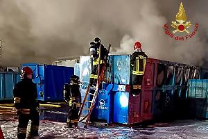 Incendio in un'azienda di smaltimento rifiuti elettronici a Fossò: intervento dei Vigili del Fuoco