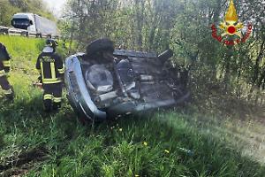 Auto ribaltata a Sedico: intervento dei Vigili del Fuoco lungo la SP635