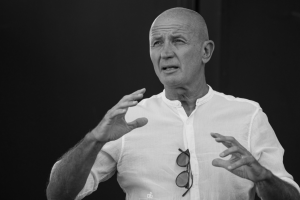 Al Teatro Ristori il racconto civile di Iannacone tra cronaca, musica e memoria