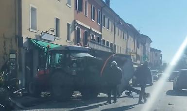 Trattore perde il rimorchio e sfonda la vetrina di un bar nel centro di Crocetta