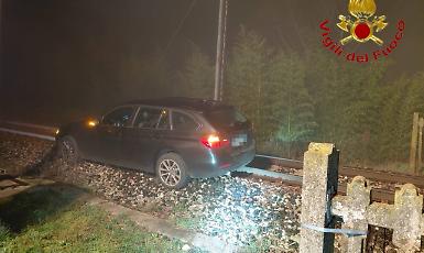 "Colpa della nebbia": auto incastrata sui binari a Cassola, treni bloccati per due ore