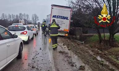 Castelfranco Veneto: autoarticolato fuori strada, nessun ferito