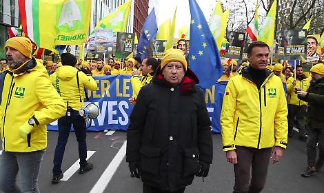 Agricoltori in rivolta a Bruxelles: &ldquo;Tagliare 90 miliardi alla PAC per finanziare i carri armati tedeschi &egrave; follia&rdquo;