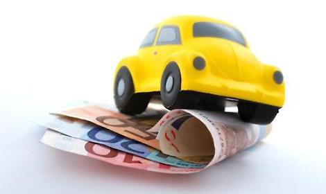 Auto erklimmt Euroh&uuml;rde