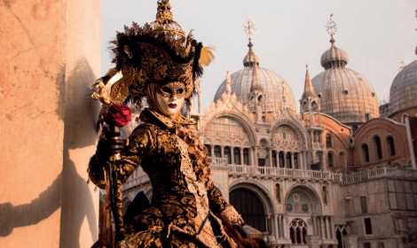 Ultimo atto del Carnevale: l&rsquo;Olimpo invade Venezia tra spettacoli, carri e regate