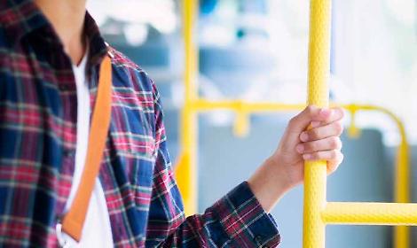 Autobus Atv si schianta sul plateatico della Bottiglieria Corsini a Verona