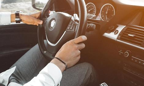 Ros&agrave;, malore improvviso al volante: automobilista colpito da arresto cardiaco finisce fuori strada