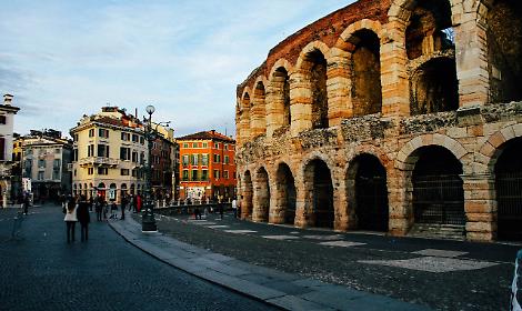 Alla scoperta della storia di Verona: visita guidata alla Biblioteca Capitolare e al Quartiere del Ferro