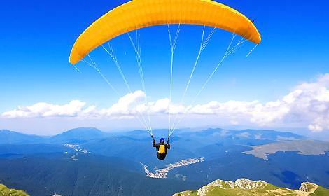 Precipita per una ventina di metri con il parapendio: paura per un 38enne