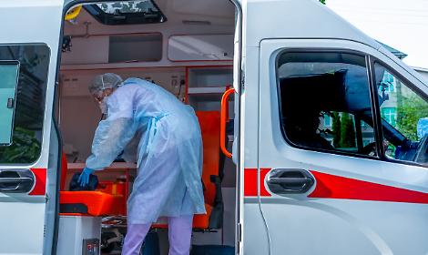 Incidente a scuola: giovane studentessa dito amputato mentre pulisce un macchinario