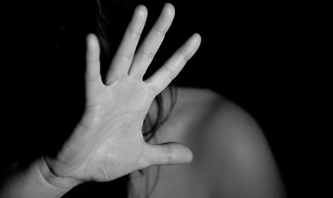 Picchia l&rsquo;ex e tenta la fuga in auto, arrestato 24enne a Loria