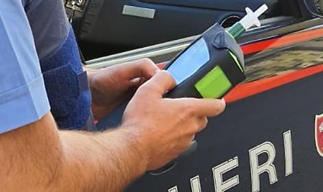 Ubriaco alla guida a Verona: urta un&rsquo;auto in sosta e la sua Golf si ribalta, traffico in tilt in tutta la citt&agrave;