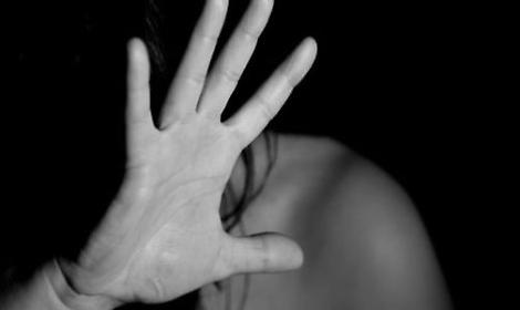 Lite in strada finisce nel sangue: 16enne ferisce una coetanea con un taglierino