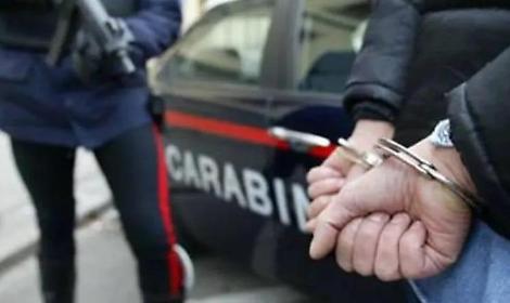 Lancia un blocco di cemento contro un&rsquo;auto: arrestato a Colognola ai Colli