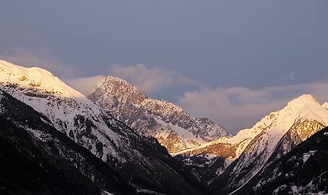 Tonezza del Cimone, bimba di 3 anni ritrovata sana e salva con il suo cane dopo due ore di ricerche