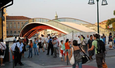 Fermata a Roma giovane borseggiatrice sfuggita alla giustizia veneziana nel 2025