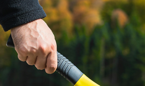 Lite tra vicini degenera: impugna un&rsquo;ascia e minaccia il rivale