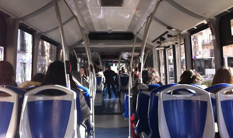 Trento, importuna due ragazze su un autobus e aggredisce gli autisti