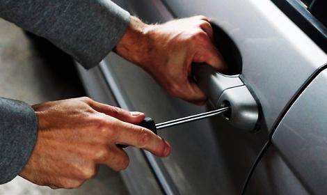 Rubano un'auto e reagiscono con violenza ai controlli: in due arrestati a Montebelluna