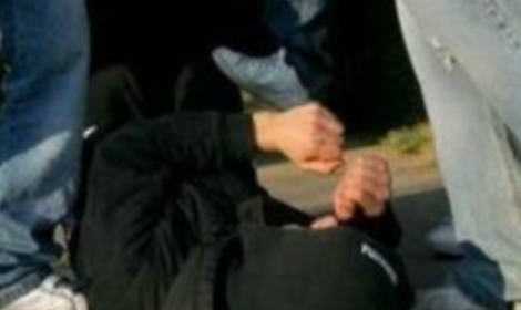 Aggressione alla fermata del bus: 25enne accoltellato e salvato dai passanti