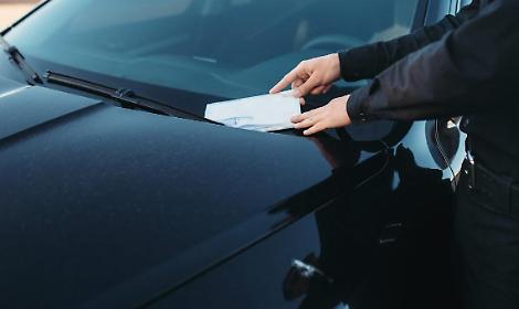 Sosta selvaggia indescrivibile, polizia locale fino all&rsquo;una di notte