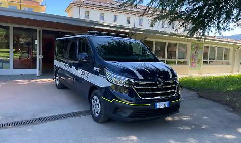 Inseguimento in citt&agrave;: giovane guida ubriaco, causa incidente e viene fermato dalla Polizia locale