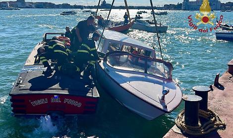 Foto delle operazioni di recupero del taxi