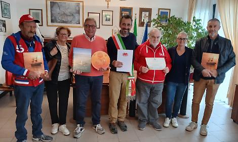 Gianfranco Marangon (con il maglione color salmone) festeggia l'anniversario con i colleghi volontari e il sindaco di Porto Tolle Gianfranco Marangon (con il maglione color salmone) festeggia l'anniversario con i colleghi volontari e il sindaco di Porto Tolle