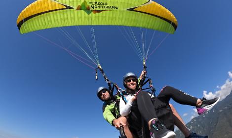 Un giro in parapendio sul Monte Grappa