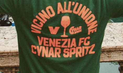 Venezia FC e Cynar Spritz, nasce la nuova capsule invernale: stile e identit&agrave; lagunare in un&rsquo;unica collezione