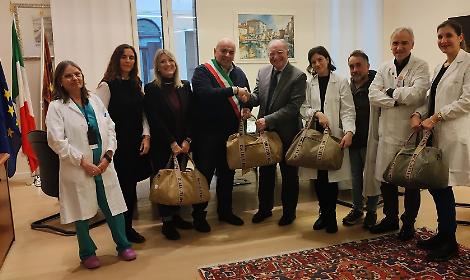 Foto della consegna delle &ldquo;Borse Kit di Salvezza&rdquo; al Pronto Soccorso dell&rsquo;Azienda Ospedaliera di Padova