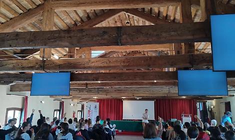 Legnaro. Ottanta ragazzi a dialogo con Giacomo Mazzariol, l'autore di "Mio fratello rincorre i dinosauri"