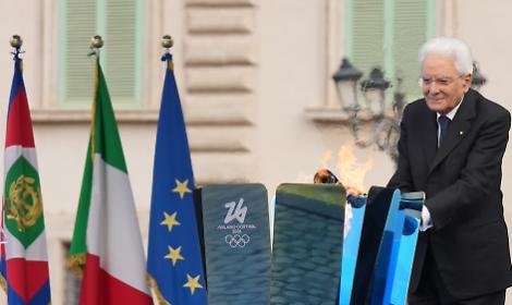 Mattarella accende il braciere olimpico. Foto del CONI