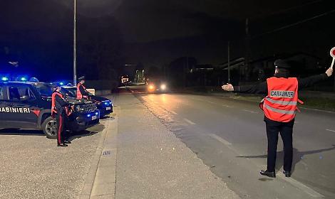 Fine settimana blindato: i Carabinieri intensificano i controlli, 45 persone e 30 veicoli verificati