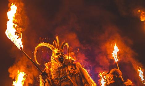 Montegrotto: corni, fiaccole e campanacci per la sfilata dei Krampus, i diavoli &ldquo;buoni&rdquo; di San Nicola