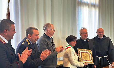 Conferimento targa a Don Bruno Bevilacqua