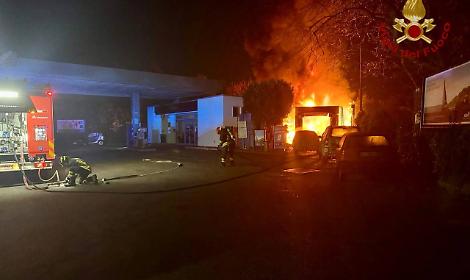 Incendio nella notte a Mira, in fiamme l&rsquo;autolavaggio di un distributore