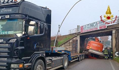 Tragedia sfiorata a Thiene: cassone di un camion cade su un&rsquo;auto, donna ferita