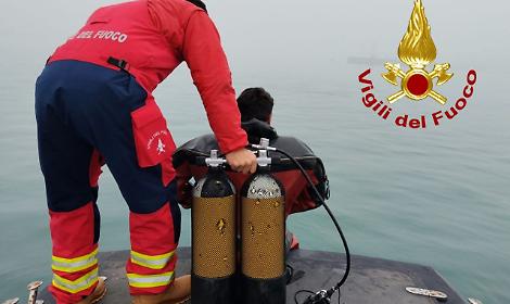 Lunghe ricerche nella laguna di Venezia per un pescatore disperso tra Punta Sabbioni e il Lido