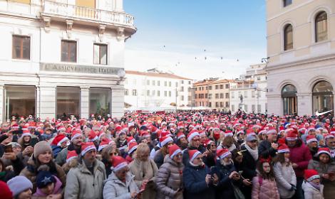 Cantanatale 2025: oltre 7000 berretti rossi portano gioia ai bambini dell&rsquo;Ospedale di Pediatria di Padova