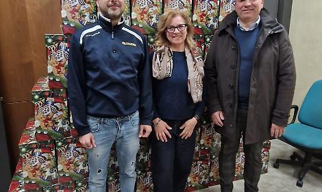 I dipendenti comunali con le ceste dono