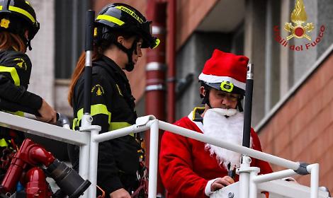 Babbo Natale dei Vigili del Fuoco regala sorrisi ai bambini del reparto di Pediatria di Rovigo