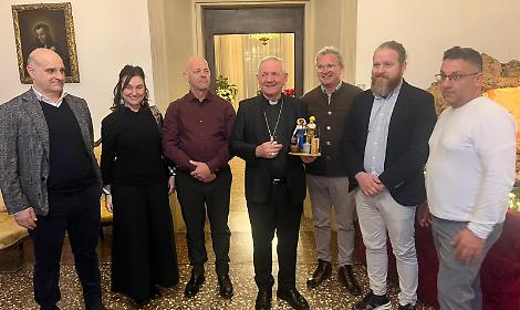 Il momento della consegna della statuina