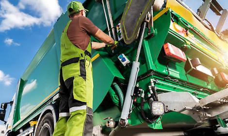 Incidente a Grantorto: camion dei rifiuti si ribalta
