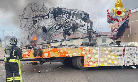 Incendio di un carro allegorico a Schio: in ospedale un ferito
