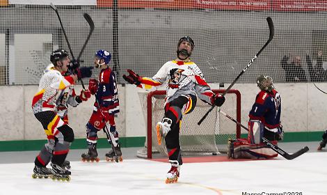 Daniele Carron esulta per il gol del 4-2